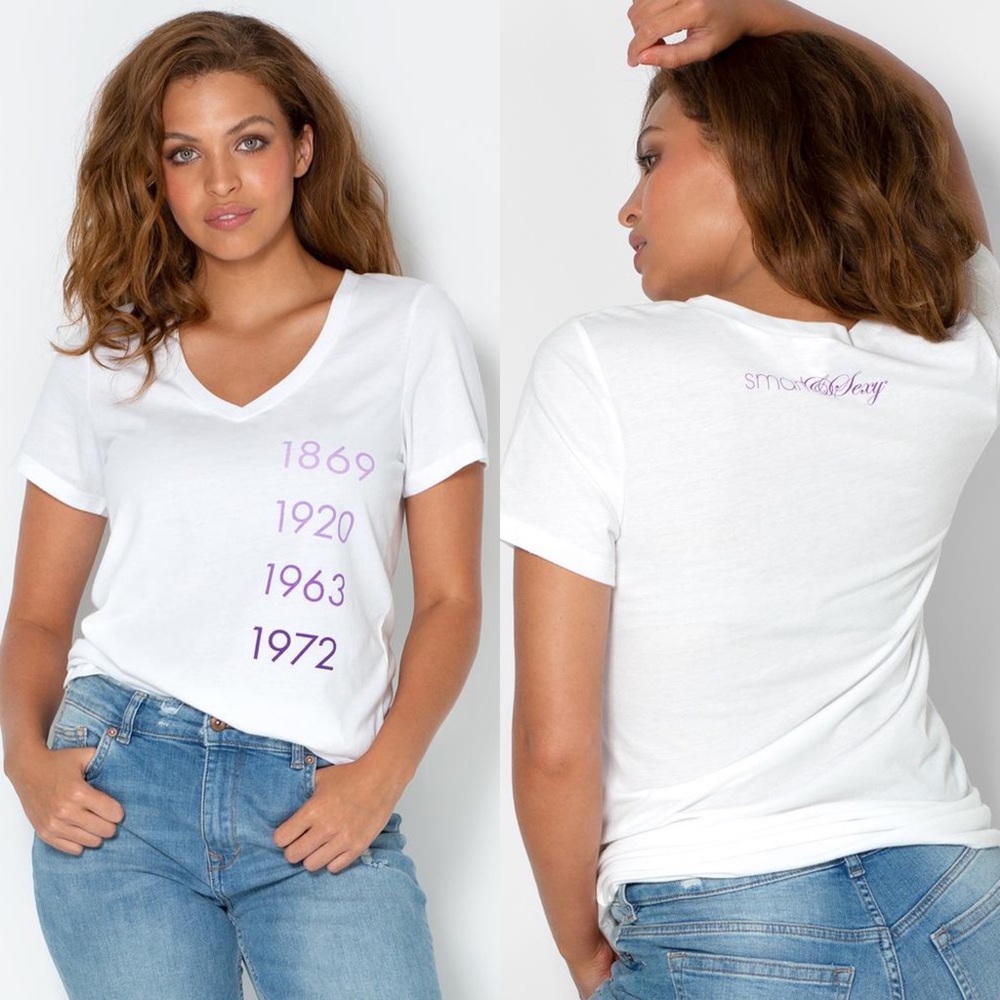 NWOT! Smart & Sexy Graphic V-Neck Shirt - Small